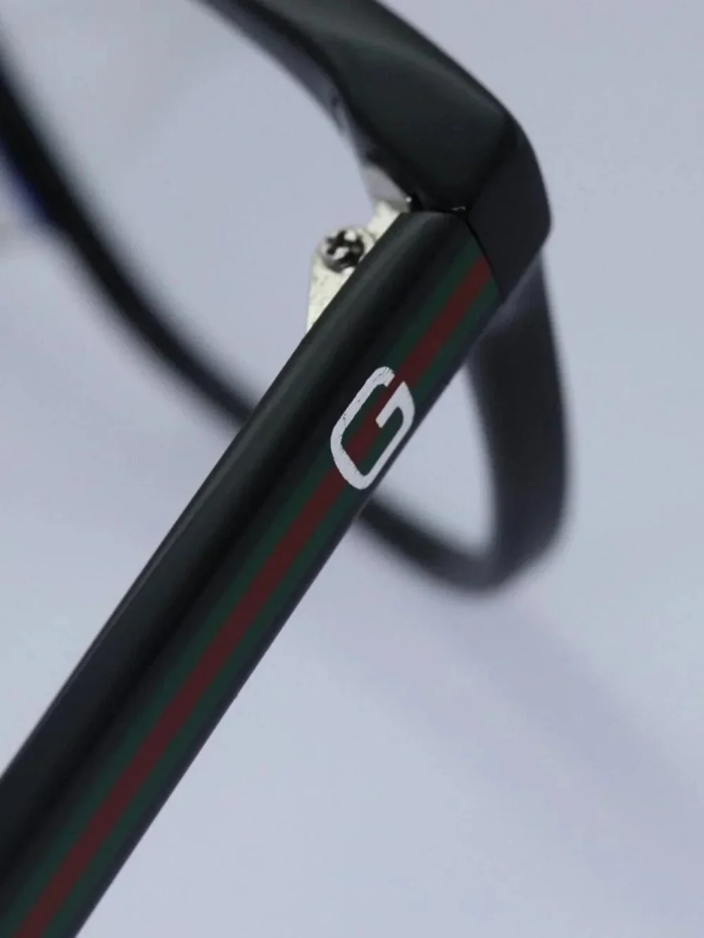 Gucci brand	gucci color	black